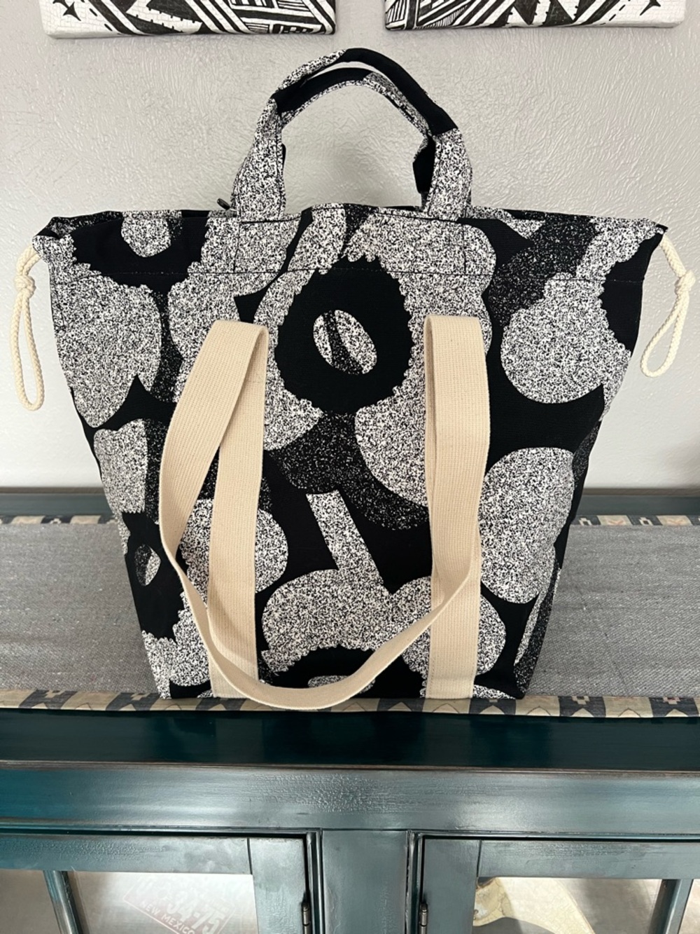 Marimekko: Mono City Heavyweight Canvas Tote Unikko - black/ off-white - Picture 2 of 8